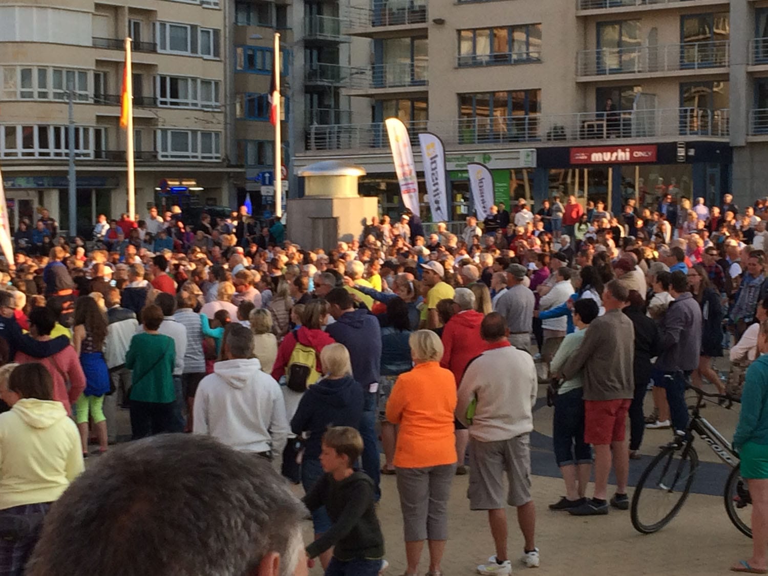 Een grote menigte op een druk avondevenement aan de boulevard