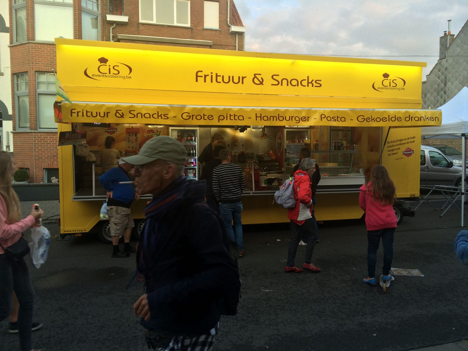 Het frietkraam Frituur & Snacks op straat in de avond