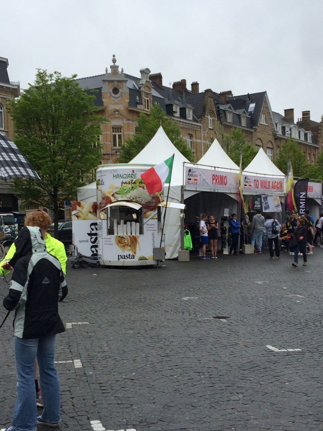 De pastawagen van Cis Events Catering opgesteld op een plein tijdens een evenement in de stad