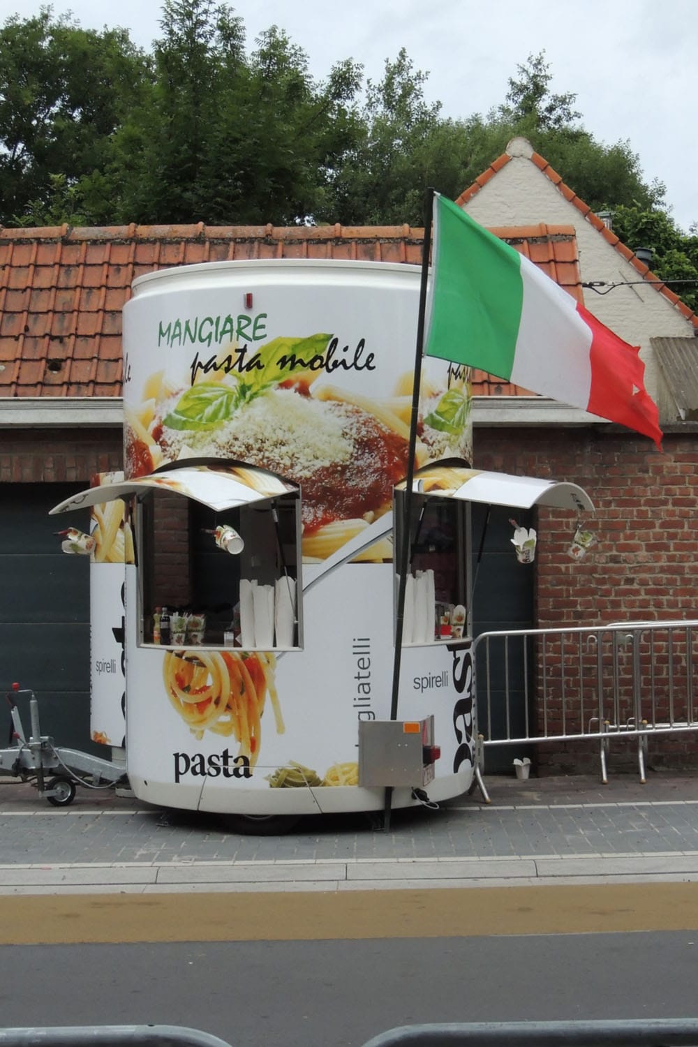 De mobiele pastawagen van Cis Events Catering met Italiaanse vlag, beletterd met MANGIARE pasta mobile
